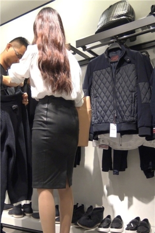 4K - 性感身材街拍皮裙白衬衫美女买衣服 [1.22 GB]（视频版）