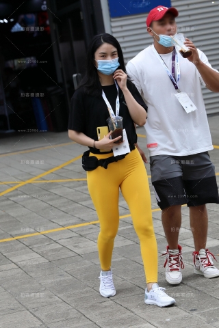 【欧阳赛贴】黄色紧身裤