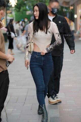 【玻璃街拍】蓝色牛仔裤小姐姐