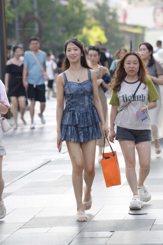街拍吊带裙小姐姐