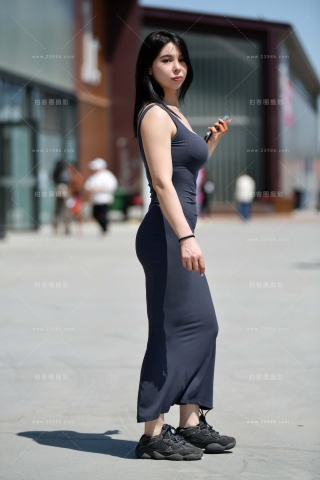 搭讪街拍凹凸有致长裙美眉