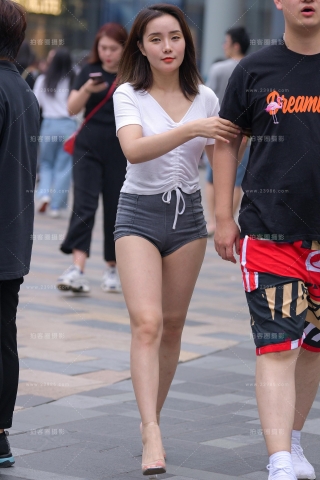 【街拍之魂赛帖】性感热裤小妹