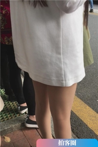 公交站偶遇等车的长发美腿妹子，美女已长发及腰（视频版）