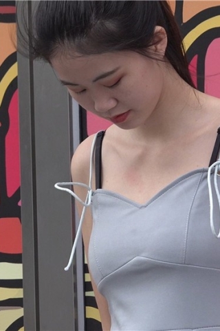 4K - 凉高跟美足灰色吊带裙街拍美女 [1.99 GB/avi]（视频版）