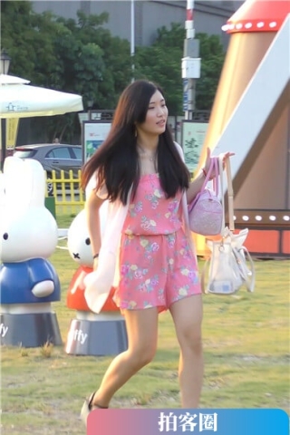 查看完整内容：草地上牌照的粉色裙阳光女孩 [1.12 GB]（视频版） - 共12张图片