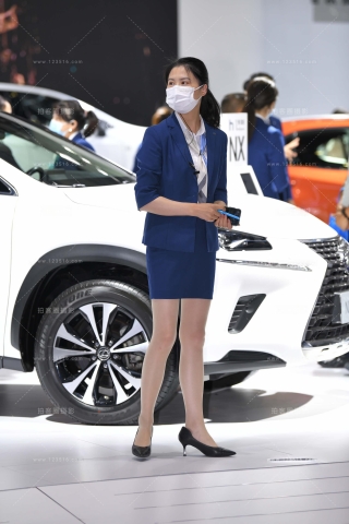 苗条身材超薄丝售车美女 【图片➕视频】