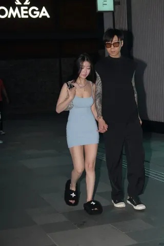 查看完整内容：包臀裙美腿女友（完整版） - 共3张图片