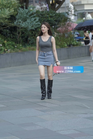 牛仔裙街拍美女