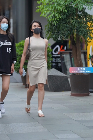 街拍米色开叉裙翘臀女子