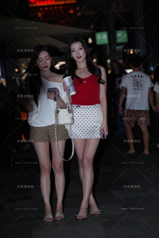 查看完整内容：夜拍美腿姐妹 - 共20张图片