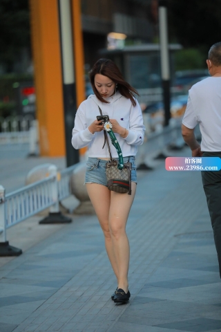 街拍牛仔热裤小妞