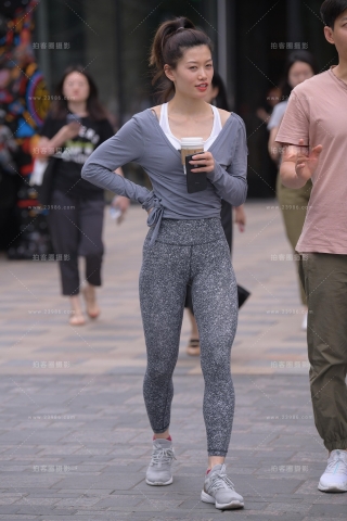 【街拍之魂赛帖】喝咖啡的紧身裤美女