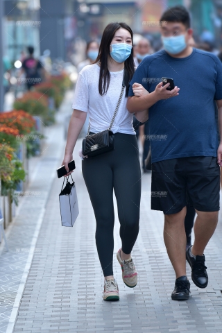 ★漫步微丰腴紧身美女