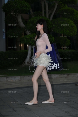 美白美腿短裙美眉