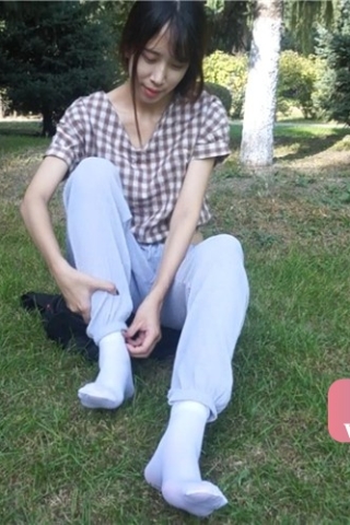 小岩女神公园草地上秀美足，好漂亮（视频版）