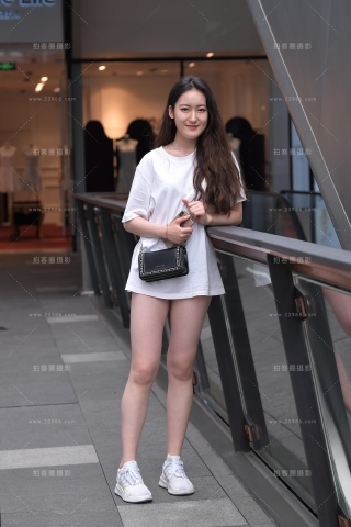 消失的下装，大白腿美眉