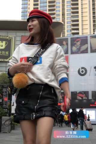 4K - 红色短靴街拍时尚美眉 [1.13 GB/MP4]（视频版）