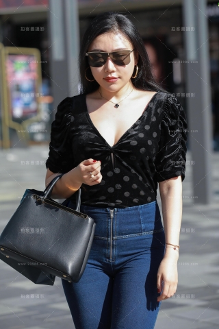 丰满性感紧牛小姐姐