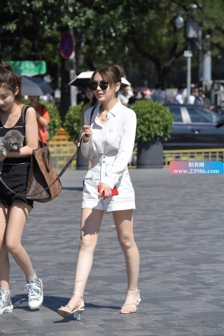 街拍白皙美腿姐姐，女神范十足！