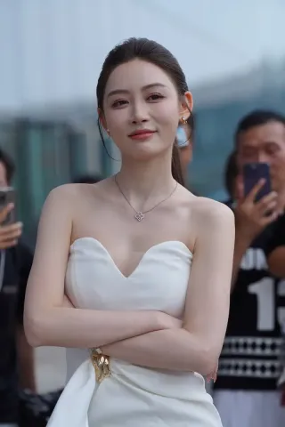 查看完整内容：优雅气质女神（完整版） - 共5张图片