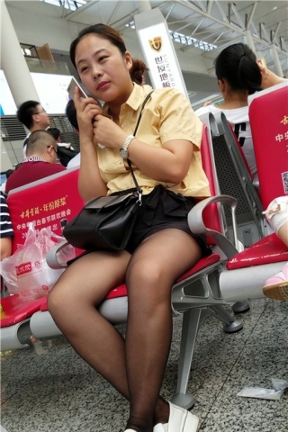 查看完整内容：4k-候车室拍摄黄衬衫街拍黑丝性感美腿（视频版） - 共6张图片