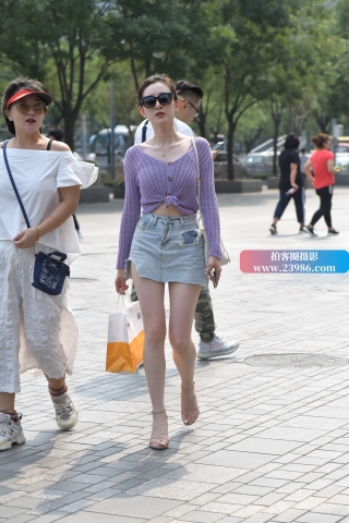 街拍牛仔短裙凉高气质美女