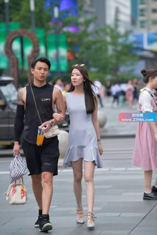 苗条的高跟美女姐姐