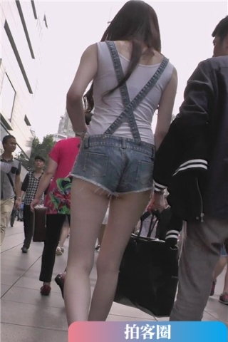 查看完整内容：街拍背带牛仔热裤白色运动鞋甜美女孩[1.44 GB]（视频版） - 共6张图片