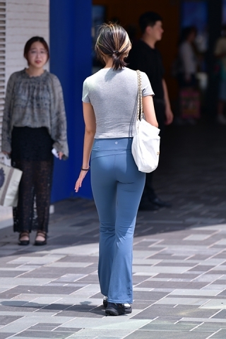 ★蓝眼影紧身裤美女