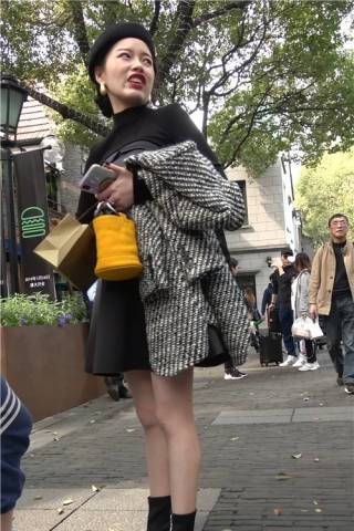 4K - 街拍一身打扮都是黑色的美腿姑娘 [1.76 GB/MP4]（视频版）