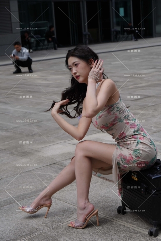 花裙子美足高跟网红 任绵绵