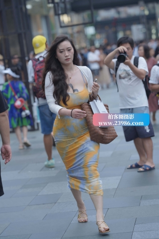 街拍性感裹身裙美女辣妈【原图➕视频】