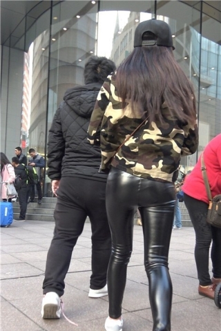 查看完整内容：4K - 街拍紧身皮裤迷彩衣美姑娘 [1.11 GB]（视频版） - 共8张图片