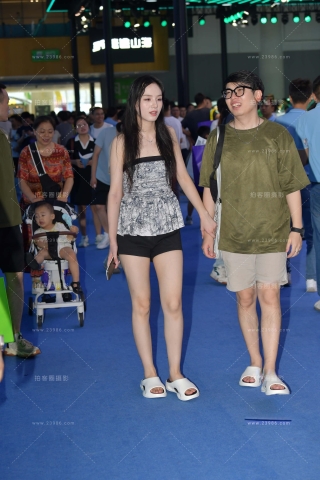 紧抓男友手的白皙女孩儿