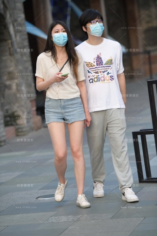 小哥牵着她的女盆友