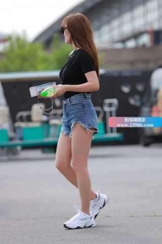 街拍黑色T恤运动型女孩