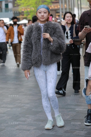 浅色瑜伽裤美女