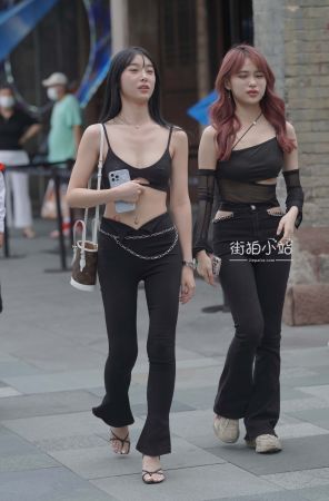 查看完整内容：都是黑色裤子 - 共22张图片