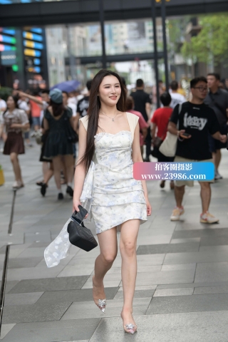 气质魅力大方，美腿