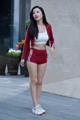 街拍红色运动热裤小姐姐