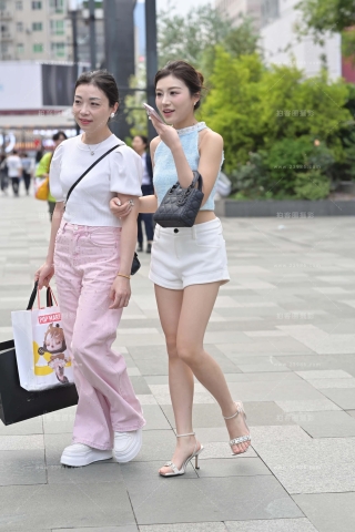 街拍白热裤，长腿凉高小姐姐