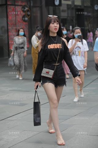 【开哦赛帖】热裤长腿美眉