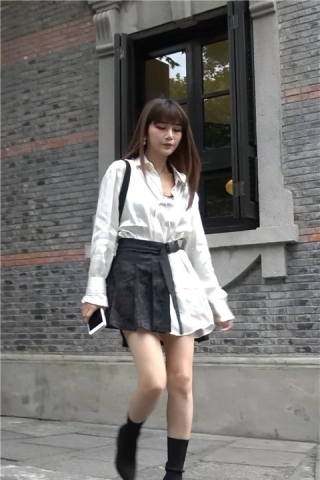 性感美腿街拍白裙高跟女 [401 MB/MP4]（视频版）