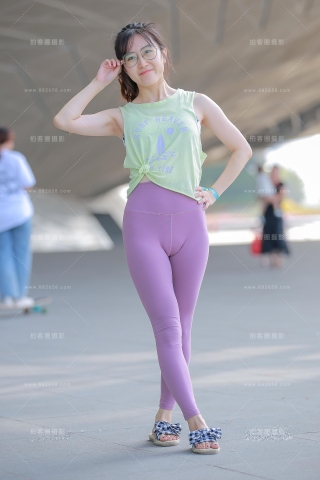 粉色瑜伽裤小妹