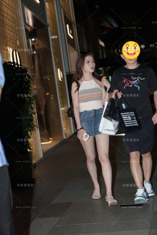 夜拍白皙长腿，牛仔短裙女友