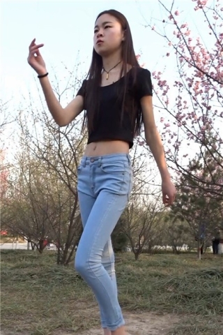 查看完整内容：蓝色牛仔裤清纯美女模拍美腿 [408 MB]（视频版） - 共8张图片
