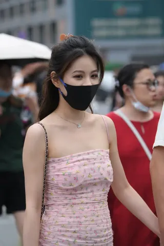 查看完整内容：抹胸吊带短裙女友友（完整版） - 共4张图片