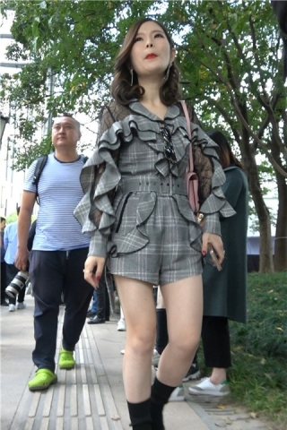 4K - 街拍美腿性感女郎 [979 MB/MP4]（视频版）