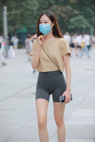 【玻璃街拍】紧身瑜伽短裤美眉