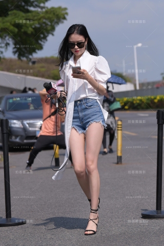 热裤小姐姐，这双美腿太迷人了~